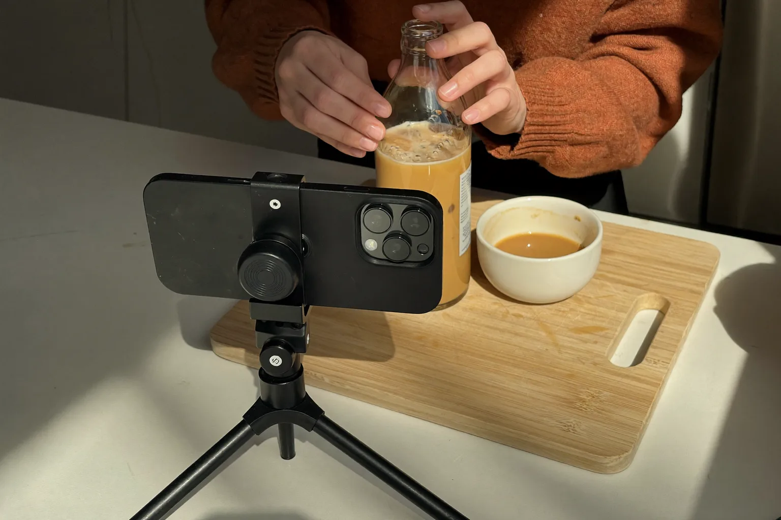 Telefoon op een statief filmt een product op een keukenblad
